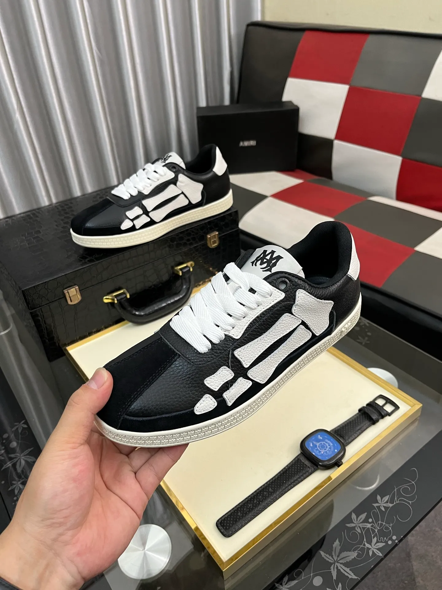 Men's shoes 💰420⌚️⌚️《AMIR*》New men's low-top casual sports sneakers bone shoes, another pair of irresistible bone shoes. Bone shoes are one of AMIRI's most popular items. They use first-layer cowhide uppers. The side bones are made of two cowhide laminations. They have a three-dimensional feel. The leather incisions are all oil-edged. Contrasting color design. Simple style. Fashionable sports. Customized metal LOGO nameplate to embellish shoelaces. Exclusive control of top version. Supports comparison. Breathable mesh lining Original rubber outsole A must-have item for daily leisure Suitable for various occasions Check it out if you pursue high quality Super cool uppers Size: 38-443️⃣ Colors available
